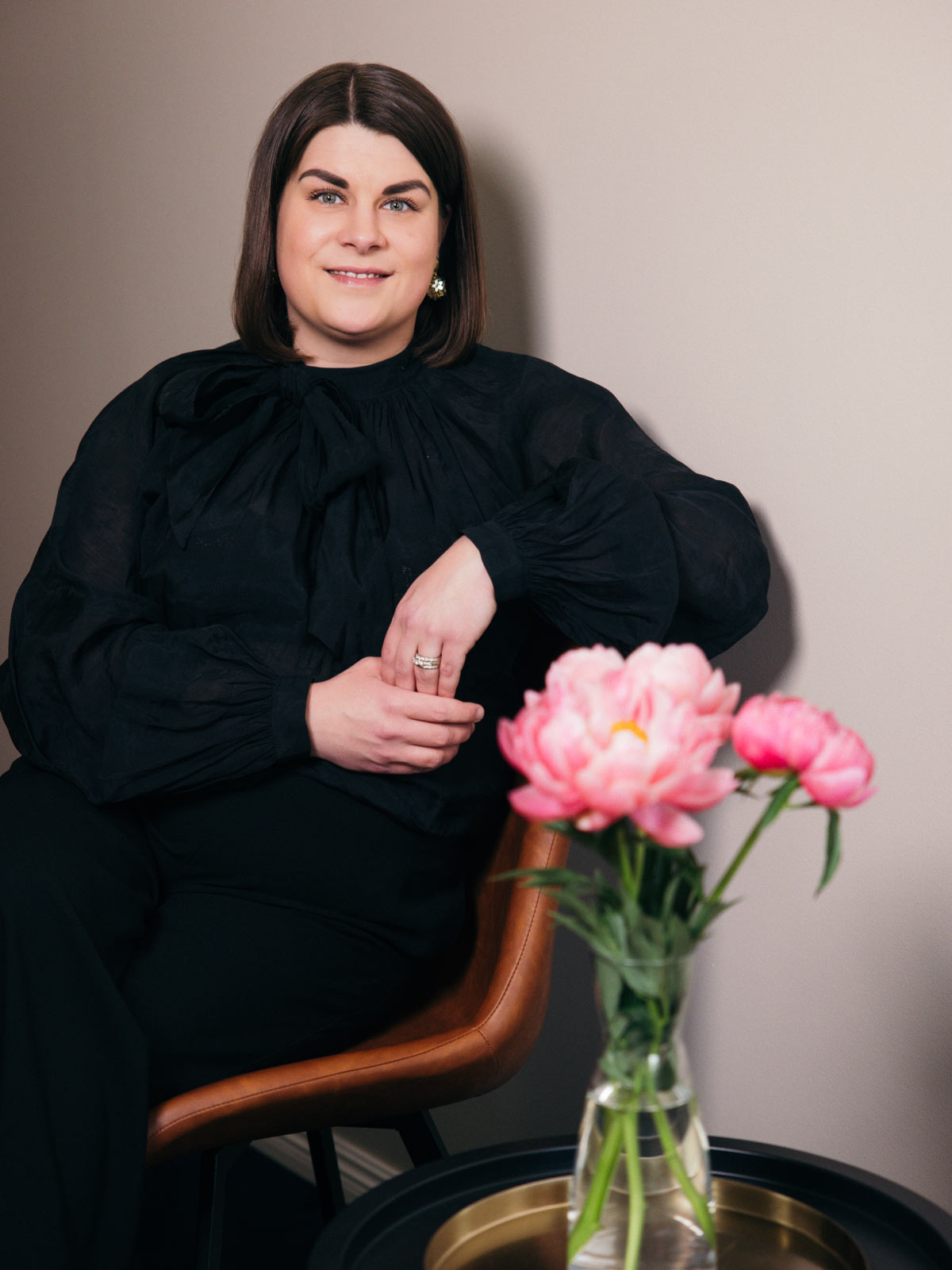 Annaliisa Leinonen, OTM istumassa.